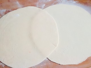 5、鸡蛋灌饼,擀成大小一样的薄片