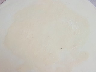 7、鸡蛋灌饼,撒适量的盐