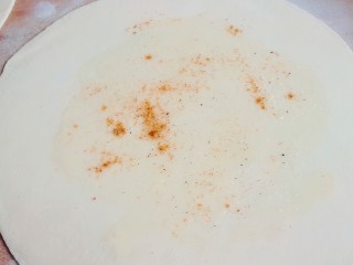 8、鸡蛋灌饼,喜欢吃辣的可以撒一层麻辣粉