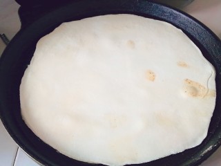 11、鸡蛋灌饼,擀好后放进平底锅烙