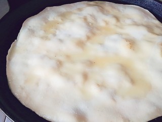 12、鸡蛋灌饼,起泡的时候先涂一层油然后翻面