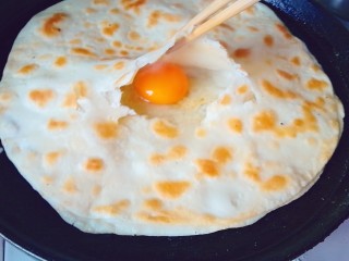 13、鸡蛋灌饼,把中间扎破，打入一颗鸡蛋