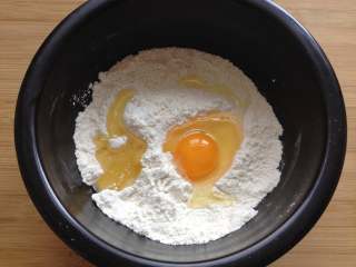 2、香脆小麻花,再放入一个鸡蛋和玉米油