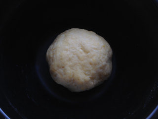 3、香脆小麻花,倒入水和成面团,盖上保鲜膜醒15分钟