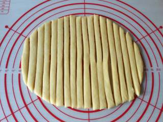 6、香脆小麻花,切成小细条