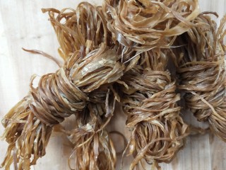 1、辣出天际的辣炒腊鸭肠,妈妈亲手洗净、晒制好，捆成捆的腊鸭肠。