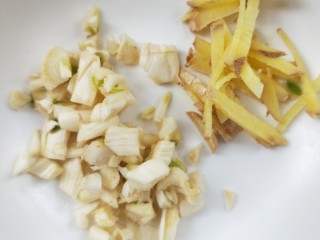 3、辣出天际的辣炒腊鸭肠,准备蒜末和姜丝。