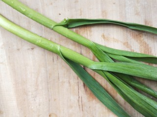 4、辣出天际的辣炒腊鸭肠,蒜苗洗净。