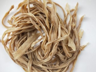 10、辣出天际的辣炒腊鸭肠,看腊鸭肠泡软颜色偏白即可捞出，用力挤去水分。