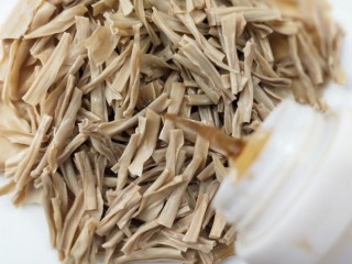 12、辣出天际的辣炒腊鸭肠,加料酒浸泡。