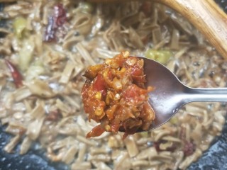 20、辣出天际的辣炒腊鸭肠,放一勺辣椒酱。
