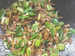 28、辣出天际的辣炒腊鸭肠,翻炒均匀，马上盛盘。