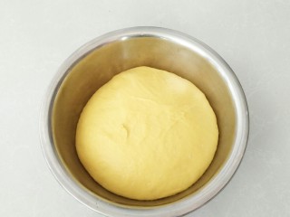 5、胡萝卜花卷,盖上保鲜膜醒发双倍大。