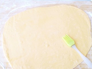 7、胡萝卜花卷,用擀面杖把面团擀成面皮，刷上一层油，撒上盐。