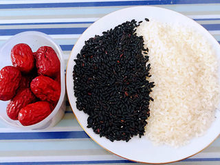 1、红枣黑米粥,准备原材料黑米、大米、大枣