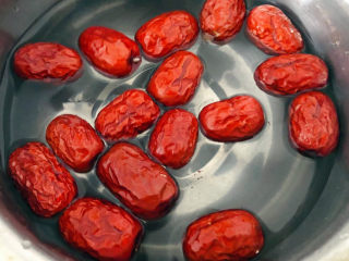 2、红枣黑米粥,大枣在清水中浸泡一会儿再洗净备用