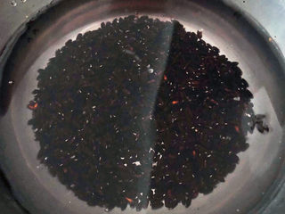 3、红枣黑米粥,黑米淘洗干净浸泡半小时