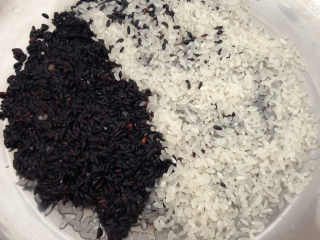 4、红枣黑米粥,黑米和大米放入锅中