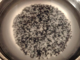 5、红枣黑米粥,大米和黑米淘洗干净添加适量清水