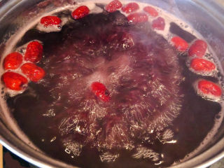 7、红枣黑米粥,大米和黑米煮至六成熟放入大枣一起煮