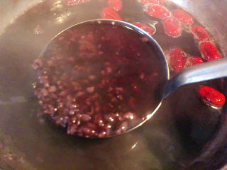 8、红枣黑米粥,煮至大米和黑米九成熟改小火慢慢熬