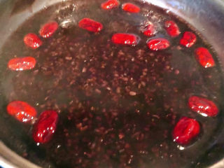 9、红枣黑米粥,熬制大枣完全熟透大米和黑米粘稠即可出锅享用