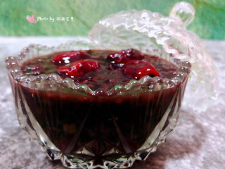 10、红枣黑米粥,营养丰富的大枣黑米大米粥装入容器中就大功告成了