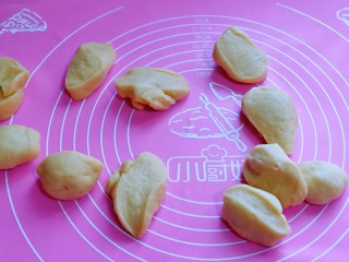 5、蜜豆喜饼～香甜松软,将发酵好的面团分割11等份，盖上保鲜膜松弛10分钟。