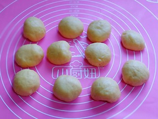 6、蜜豆喜饼～香甜松软,松弛好的面团收揉圆。