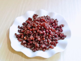 7、蜜豆喜饼～香甜松软,准备好蜜豆，提前煮好的。(买来的也可以)