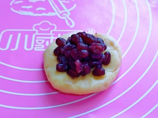 8、蜜豆喜饼～香甜松软,取一块面团，擀面杖擀成圆饼，加入蜜豆。