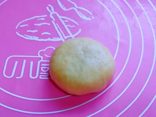 9、蜜豆喜饼～香甜松软,如包子手法包起来，收口捏紧，朝下，用掌心轻轻按扁。