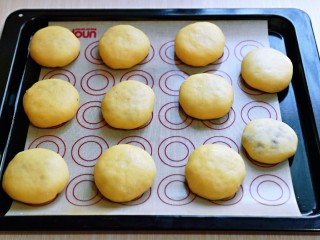 10、蜜豆喜饼～香甜松软,依次做完，放在垫好油纸的烤盘中，并间隔距离。