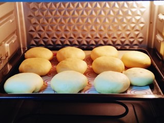 11、蜜豆喜饼～香甜松软,放入烤箱中层37°二次发酵20分钟。