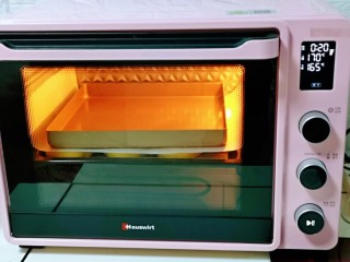 13、蜜豆喜饼～香甜松软,烤箱上管170度，下管165度烤18-20分钟。(注意观察上色情况）