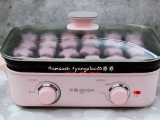 10、紫薯小面包,盖上锅盖可会熟得更快些