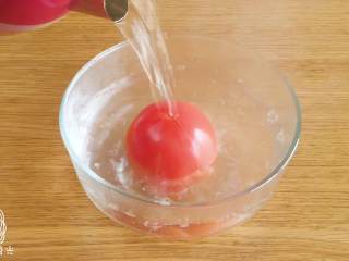 3、西红柿鸡蛋面12m+,用热水烫一下~