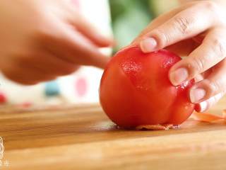 4、西红柿鸡蛋面12m+,去皮之后切碎~