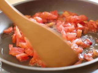 8、西红柿鸡蛋面12m+,放入西红柿块翻炒炝锅~