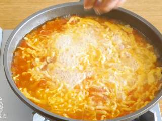 12、西红柿鸡蛋面12m+,放一丢丢盐，出锅~