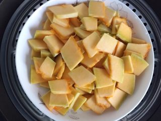 2、奶香南瓜燕麦粥,上锅隔水蒸熟