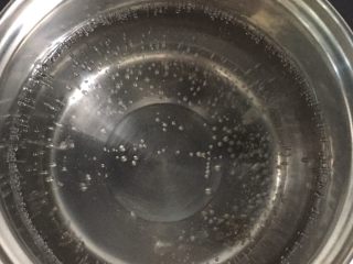 5、奶香南瓜燕麦粥,奶锅放入足量水烧开