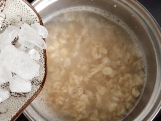 7、奶香南瓜燕麦粥,然后加入冰糖