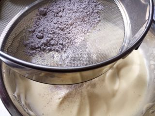 8、蒸蛋糕双拼,筛入三分之一的黑米粉。