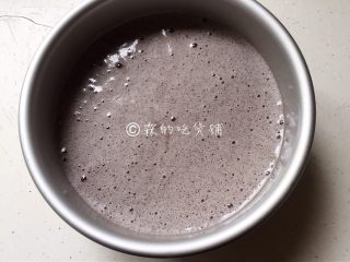 11、蒸蛋糕双拼,翻拌好的蛋糕糊倒入六寸模具中，冷水上锅，中大火蒸30分钟，然后焖5分钟开盖出锅。（可以在模具上扣上一个盘子或者包上保鲜膜，以防水蒸气滴入。）