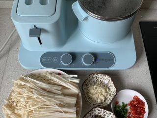 2、凉拌金针菇,大蒜切碎，小米椒切圈，锅中烧水