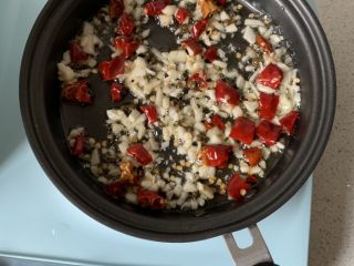 5、凉拌金针菇,把它们爆香