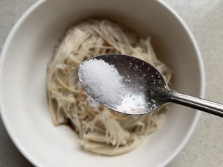 9、凉拌金针菇,少许盐