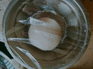 3、紫菜光饼，也叫福州肉烧,揉成光滑的面团，盖保鲜膜室温发酵两倍大