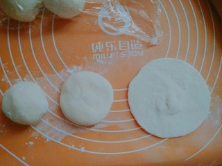 12、紫菜光饼，也叫福州肉烧,取一个面团，用手压扁，再用擀面杖擀成中间厚两边薄的面片